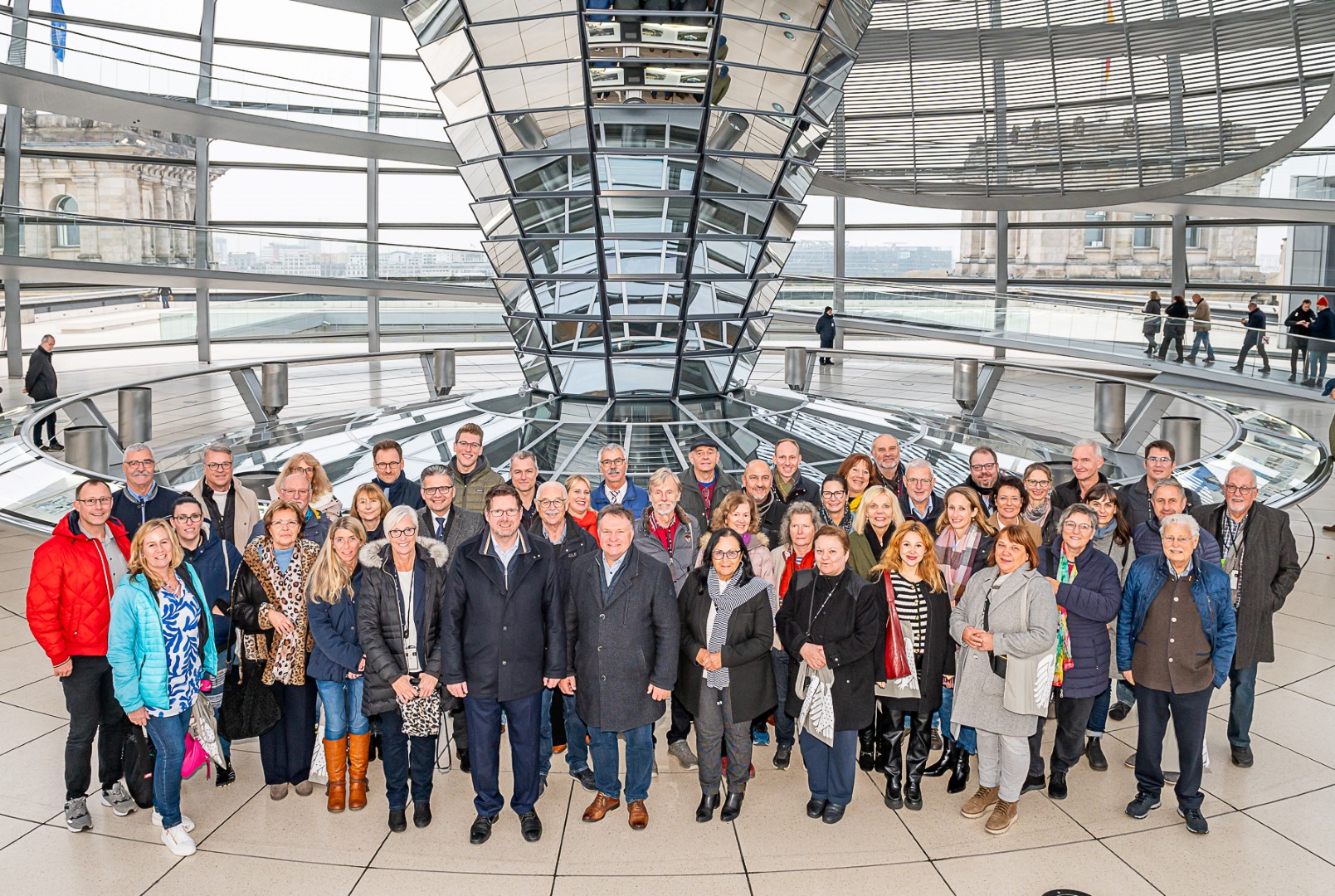 Stephan Stracke und Oberbürgermeister Stefan Bosse zusammen mit Mitgliedern des Kaufbeurer Stadtrats und der Stadtverwaltung im Reichstag. Foto: BPA